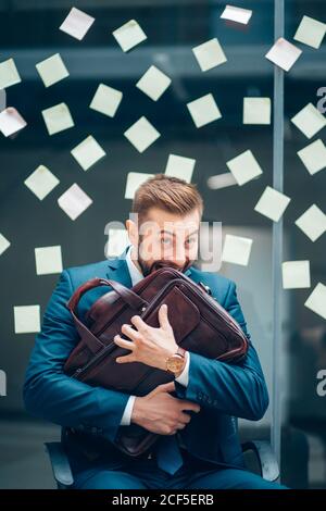 Vergessliche kaukasische Frau mit Papier Aufkleber bedeckt Stockfoto