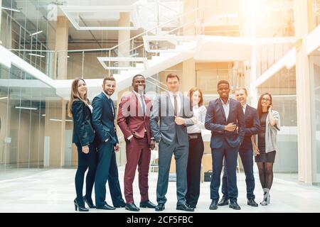 Porträt von Multi-Kulti-Office-Mitarbeiter stehen In der Lobby Stockfoto