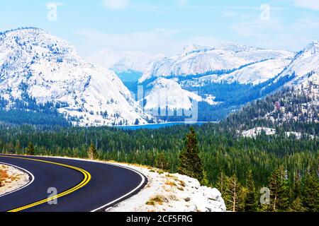 Leere Tioga Pass Straße durch Sierra Nevada Berglandschaft an sonnigen Tag im Sommer in der Nähe Olmsted Point im Yosemite National Park. Stockfoto