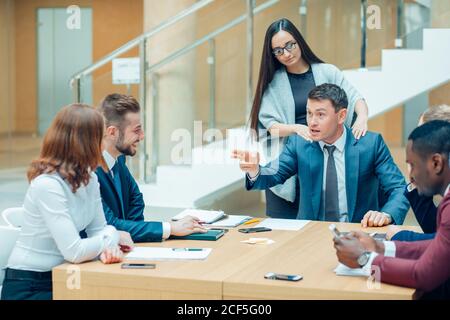 Blick auf einen Boss Überschrift ein Geschäft Wiedersehen mit Partnern Stockfoto