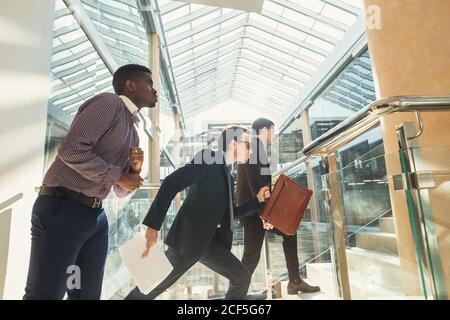 Lebendige Geschäftsleute laufen Schritte.Konzept der Business-Wettbewerb und Rennen Stockfoto