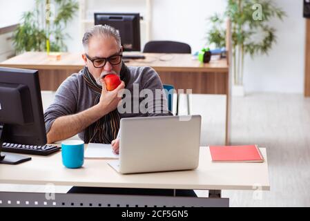Leitender männlicher Mitarbeiter, der während einer Pandemie von zu Hause aus arbeitet Stockfoto