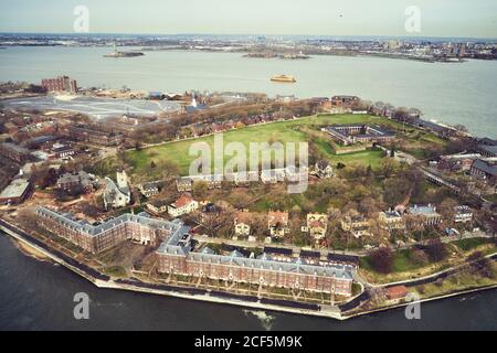 Luftaufnahme von Gebäuden und Parks auf der Insel mit Blick Der Stadt in New York Stockfoto