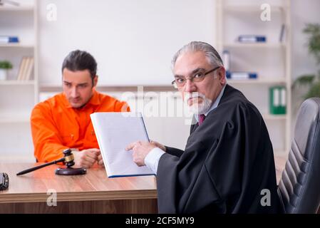 Alte Richter Treffen mit jungen Gefangenen im Gerichtsgebäude Stockfoto