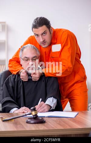 Alte Richter Treffen mit jungen Gefangenen im Gerichtsgebäude Stockfoto