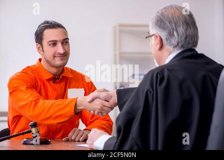 Alte Richter Treffen mit jungen Gefangenen im Gerichtsgebäude Stockfoto