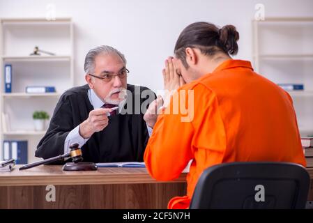 Alte Richter Treffen mit jungen Gefangenen im Gerichtsgebäude Stockfoto