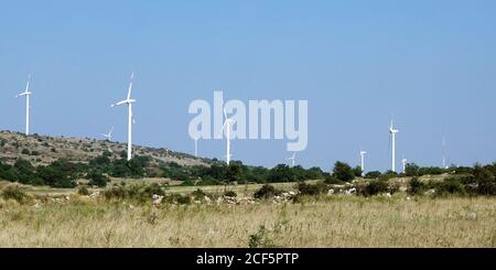 Windturbine im Windpark in Cerignola. Foggia, Apulien / Italien Stockfoto