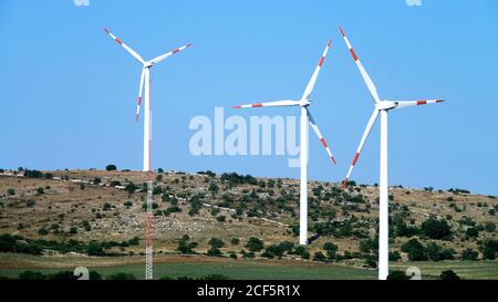 Windturbine im Windpark in Cerignola. Foggia, Apulien / Italien Stockfoto