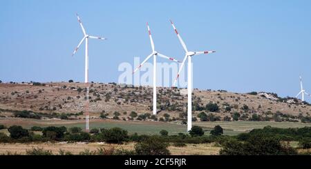 Windturbine im Windpark in Cerignola. Foggia, Apulien / Italien Stockfoto