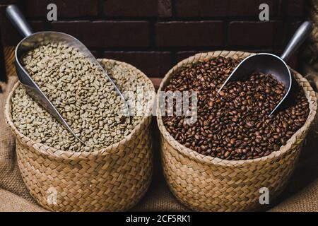 Häkelbeutel Kaffeebohne Verpackung und eine Sammlung von Geröstete Kaffeebohnen und grüne Kaffeebohnen Stockfoto