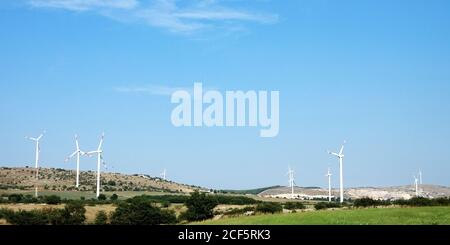 Windturbine im Windpark in Cerignola. Foggia, Apulien / Italien Stockfoto