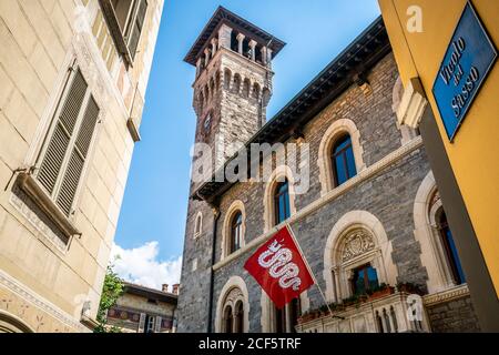 Außenansicht von Bellinzona Rathaus und Stadtflagge mit Uhrturm in Bellinzona Tessin Schweiz Stockfoto