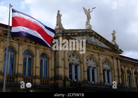 Costa Rica San Jose - Nationaltheater von Costa Rica - Teatro Nacional de Costa Rica und Nationalflagge Stockfoto