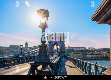 Ungarn, 2020. März, Nahaufnahme eines Lampenpfostens auf der Széchenyi Kettenbrücke Stockfoto