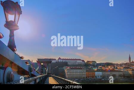 Ungarn, 2020. März, Nahaufnahme eines Lampenpfostens auf der Széchenyi Kettenbrücke Stockfoto