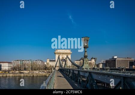 Budapest, Ungarn, März 2020, Nahaufnahme der Széchenyi Kettenbrücke Stockfoto