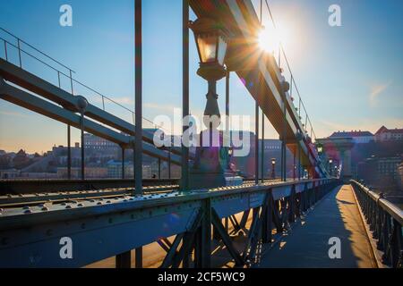 Budapest, Ungarn, März 2020, Nahaufnahme der Széchenyi Kettenbrücke Stockfoto