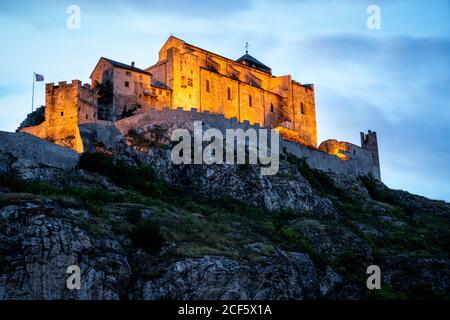 Die Basilika Valere beleuchtet bei Nacht in Sion Wallis Schweiz Stockfoto