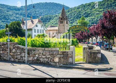 Aigle Schweiz, 4. Juli 2020 : Veillon Eingang in Aigle Dorf mit Saint-Maurice Kirche im Hintergrund in Aigle Waadt Schweiz Stockfoto