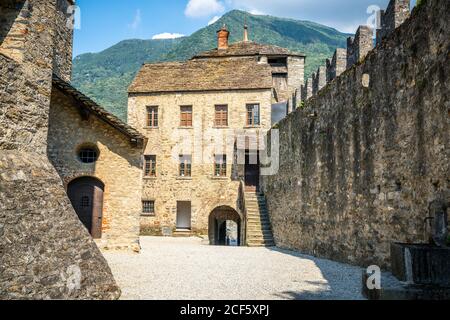 Hof und Eingang Castello di Montebello Schloss mit Gebäude und Wand und Berg im Hintergrund in Bellinzona Tessin Schweiz Stockfoto