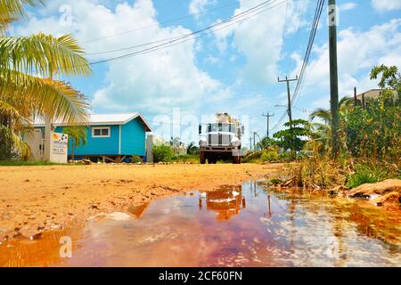 Sittee Point, Stann Creek District, Belize - 03. September 2020: Belize Elictricity Limited fährt durch Sittee Point während einer Schadensbewertung nach dem Hurrikan Nana Stockfoto