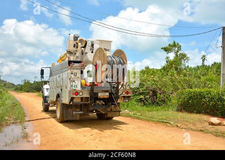 Sittee Point, Stann Creek District, Belize - 03. September 2020: Belize Elictricity Limited fährt durch Sittee Point während einer Schadensbewertung nach dem Hurrikan Nana Stockfoto