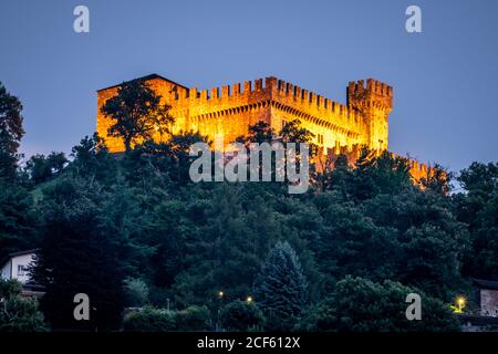 Fernsicht auf Sasso Corbaro mittelalterliche Burg beleuchtet in der Nacht In Bellinzona Tessin Schweiz Stockfoto