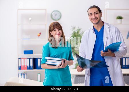 Zwei Ärzte Kollegen im Krankenhaus arbeiten Stockfoto