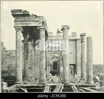 . Wie Architektur zu beurteilen : ein beliebter Leitfaden für die Wertschätzung von Gebäuden. IMtKcnTHKTM (KUKcirniiMoxi Arin:xs, fuom tiif, kast.. ERECHTHEUM. ATHEN, ITioM Till; .NOKTH. SFIOWING NOKTII ROKTLCO.ILATE V. Stockfoto