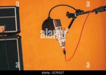Professionelles Mikrofon im Studio mit Kabelaufhängung Stockfoto
