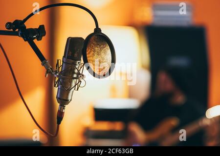 Professionelles Mikrofon im Studio mit Kabelaufhängung Stockfoto