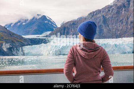 Alaska Kreuzfahrt innerhalb Durchgang zum Glacier Bay National Park Frau Tourist entspannend auf Deck beobachten Landschaft Natur Hintergrund im Frühjahr Mit Schmelzen Stockfoto