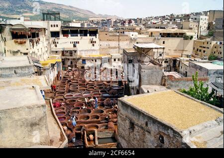 Seit dem 11. Jahrhundert ist die Chouara Gerberei in Fez, Marokko, mit der Ledergerberei in Handarbeit in Betrieb. Stockfoto