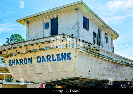 Ein altes Holzgarnelen-Boot sitzt im Trockendock zur Reparatur in einer lokalen Werft, 17. Februar 2018, in Bayou La Batre, Alabama. Stockfoto