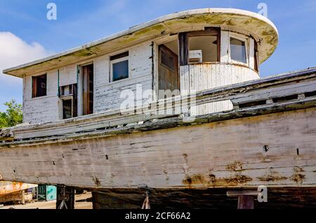 Ein altes Holzgarnelen-Boot sitzt im Trockendock zur Reparatur in einer lokalen Werft, 17. Februar 2018, in Bayou La Batre, Alabama. Stockfoto