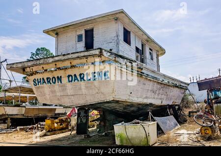 Ein altes Holzgarnelen-Boot sitzt im Trockendock zur Reparatur in einer lokalen Werft, 17. Februar 2018, in Bayou La Batre, Alabama. Stockfoto