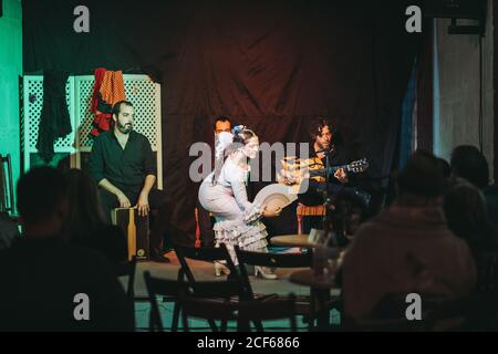 Trio von hispanischen Künstlern, die Flamenco-Performance auf der Theaterbühne geben Stockfoto