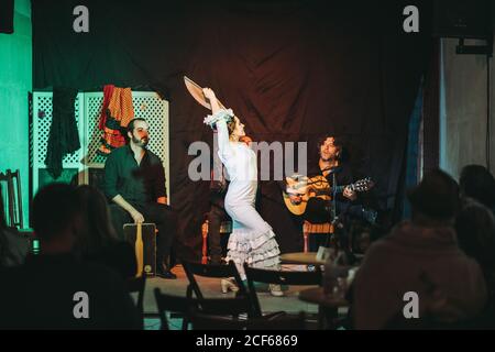 Trio von hispanischen Künstlern, die Flamenco-Performance auf der Theaterbühne geben Stockfoto