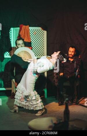 Trio von hispanischen Künstlern, die Flamenco-Performance auf der Theaterbühne geben Stockfoto