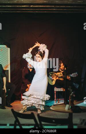 Trio von hispanischen Künstlern, die Flamenco-Performance auf der Theaterbühne geben Stockfoto