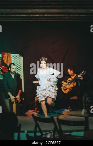 Trio von hispanischen Künstlern, die Flamenco-Performance auf der Theaterbühne geben Stockfoto