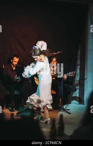 Trio von hispanischen Künstlern, die Flamenco-Performance auf der Theaterbühne geben Stockfoto