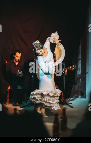 Trio von hispanischen Künstlern, die Flamenco-Performance auf der Theaterbühne geben Stockfoto