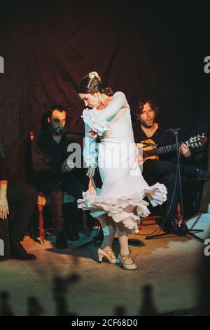 Trio von hispanischen Künstlern, die Flamenco-Performance auf der Theaterbühne geben Stockfoto