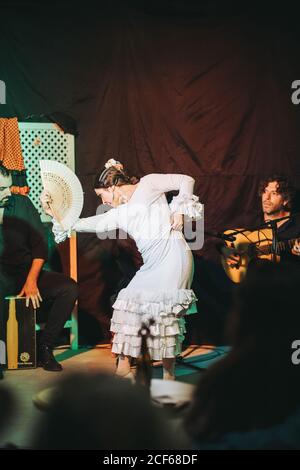Trio von hispanischen Künstlern, die Flamenco-Performance auf der Theaterbühne geben Stockfoto