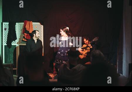 Trio von hispanischen Künstlern, die Flamenco-Performance auf der Theaterbühne geben Stockfoto