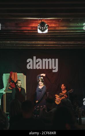Trio von hispanischen Künstlern, die Flamenco-Performance auf der Theaterbühne geben Stockfoto