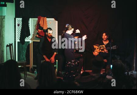 Trio von hispanischen Künstlern, die Flamenco-Performance auf der Theaterbühne geben Stockfoto
