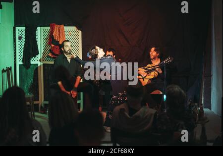 Trio von hispanischen Künstlern, die Flamenco-Performance auf der Theaterbühne geben Stockfoto